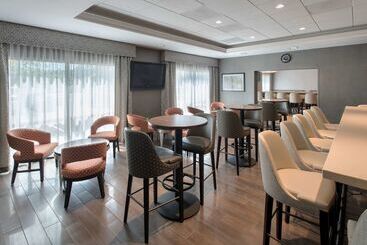 هتل Hampton Inn Bostonlogan Airport