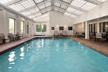 هتل Hampton Inn Bostonlogan Airport