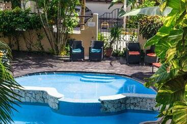 هتل Riviera Del Sol