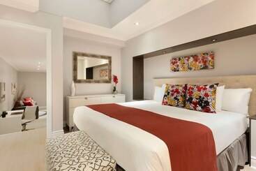 Travelodge By Wyndham Quebec City Hotel & Convention Centre