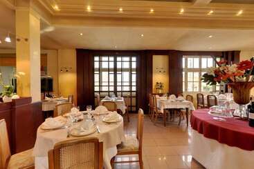 هتل Auberge Des Vieux Chênes