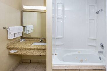 هتل Comfort Inn & Suites