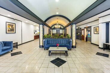 هتل Comfort Inn & Suites