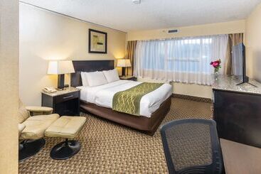 هتل Comfort Inn & Suites
