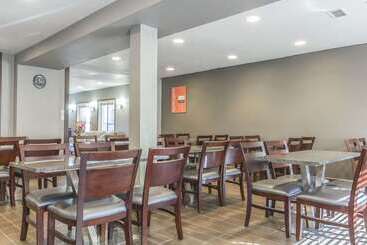 هتل Comfort Inn & Suites