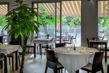 Logis Hotel Noemys Pont De L Etoile