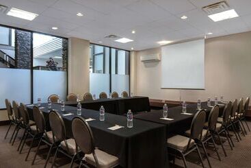 هتل Days Inn By Wyndham Calgary South