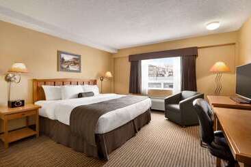 هتل Days Inn By Wyndham Calgary South
