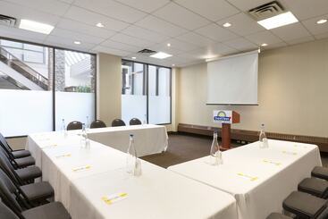 هتل Days Inn By Wyndham Calgary South