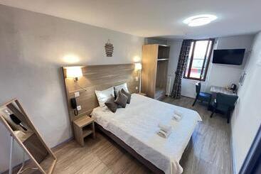 هتل Hôtel Du Cheval Blanc Barcelonnette