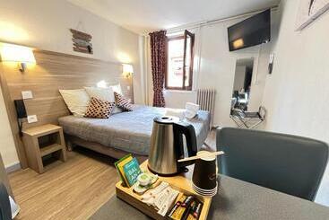 هتل Hôtel Du Cheval Blanc Barcelonnette