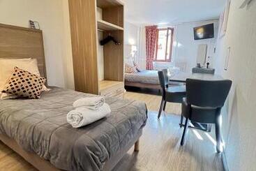 هتل Hôtel Du Cheval Blanc Barcelonnette