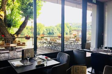 Отель Hôtel Restaurant La Chartreuse Logis De France