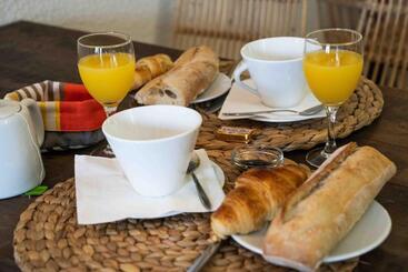 هتل Hôtel Val Flores Logis
