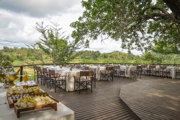 هتل Lion Sands River Lodge