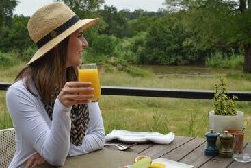 هتل Lion Sands River Lodge