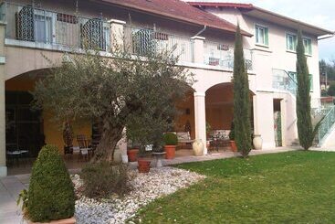 هتل Logis Auberge Saint Simond
