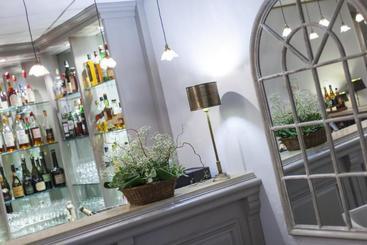 호텔 Logis Hostellerie Des Clos Et Restaurant Bistrot Des Grands Crus