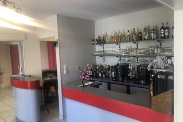 هتل Logis Hôtels Hôtel Et Restaurant Les Cordeliers
