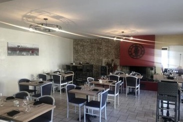 هتل Logis Hôtels   Hôtel Et Restaurant Les Cordeliers