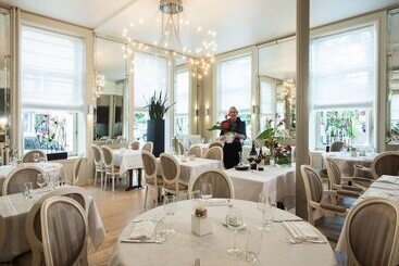 هتل Restaurant Les Capucins