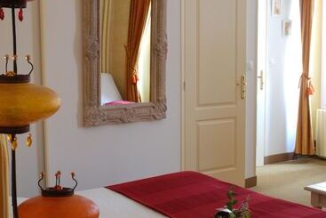 هتل Logis Hôtel Restaurant Les Capucins