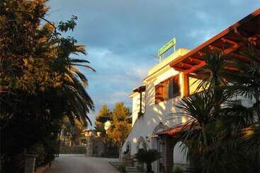 هتل Albergo Il Giardino