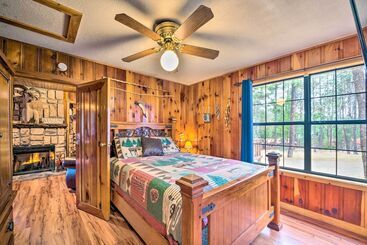 Unique  Bear Country Cabin  In Ruidoso W/ Hot Tub!