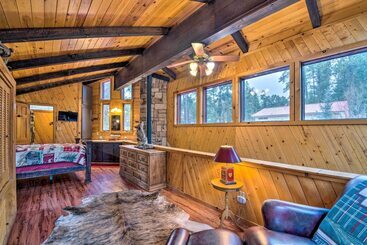 Unique  Bear Country Cabin  In Ruidoso W/ Hot Tub!
