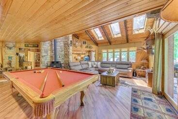 Unique Bear Country Cabin In Ruidoso W/ Hot Tub!