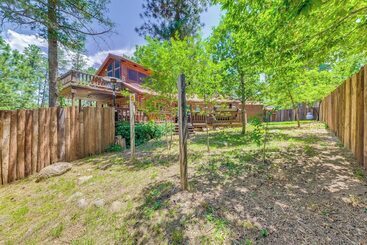 Unique  Bear Country Cabin  In Ruidoso W/ Hot Tub!