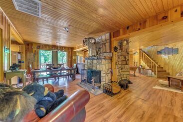Unique  Bear Country Cabin  In Ruidoso W/ Hot Tub!