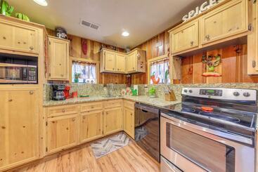 Unique  Bear Country Cabin  In Ruidoso W/ Hot Tub!
