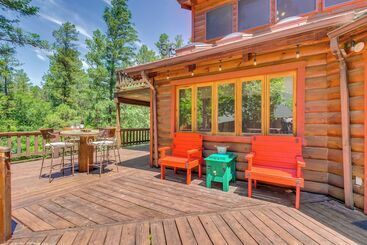Unique  Bear Country Cabin  In Ruidoso W/ Hot Tub!