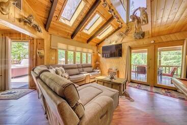 Unique  Bear Country Cabin  In Ruidoso W/ Hot Tub!