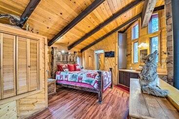 Unique  Bear Country Cabin  In Ruidoso W/ Hot Tub!