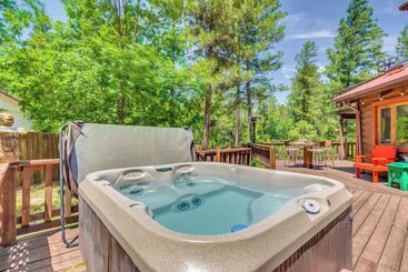 Unique  Bear Country Cabin  In Ruidoso W/ Hot Tub!