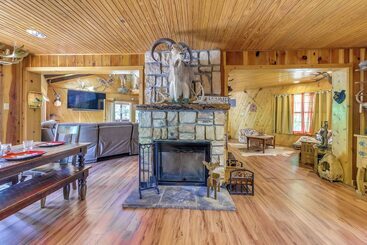 Unique  Bear Country Cabin  In Ruidoso W/ Hot Tub!