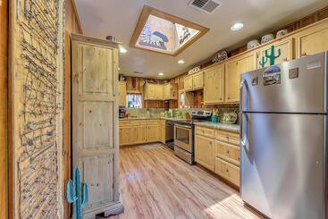 Unique  Bear Country Cabin  In Ruidoso W/ Hot Tub!