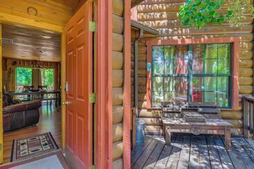Unique  Bear Country Cabin  In Ruidoso W/ Hot Tub!