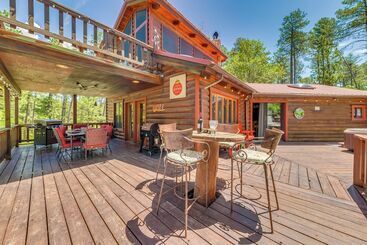 Unique  Bear Country Cabin  In Ruidoso W/ Hot Tub!