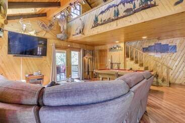 Unique  Bear Country Cabin  In Ruidoso W/ Hot Tub!