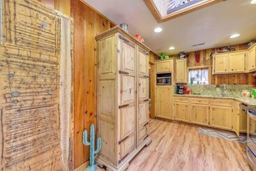 Unique  Bear Country Cabin  In Ruidoso W/ Hot Tub!