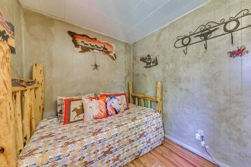Unique  Bear Country Cabin  In Ruidoso W/ Hot Tub!