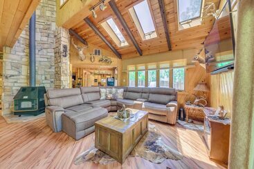 Unique  Bear Country Cabin  In Ruidoso W/ Hot Tub!