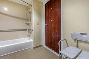 هتل Comfort Suites Visalia  Convention Center