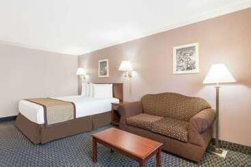 هتل Days Inn By Wyndham Indio