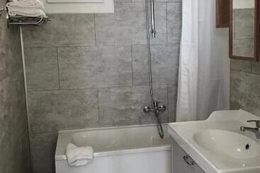 هتل Hôtel La Petite Bohème