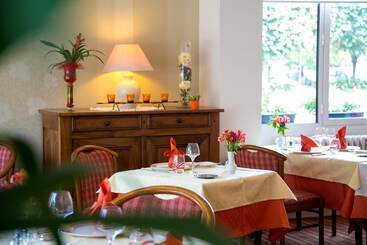 هتل Logis Auberge De La Rose