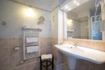هتل Logis Auberge De La Rose